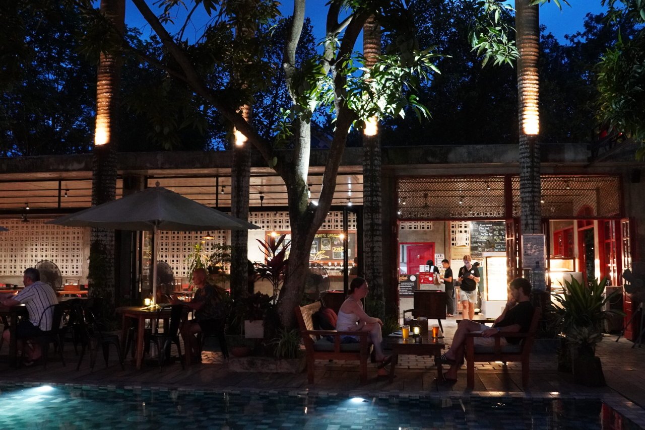 Không gian vườn Chookie's Beer Garden lúc hoàng hôn