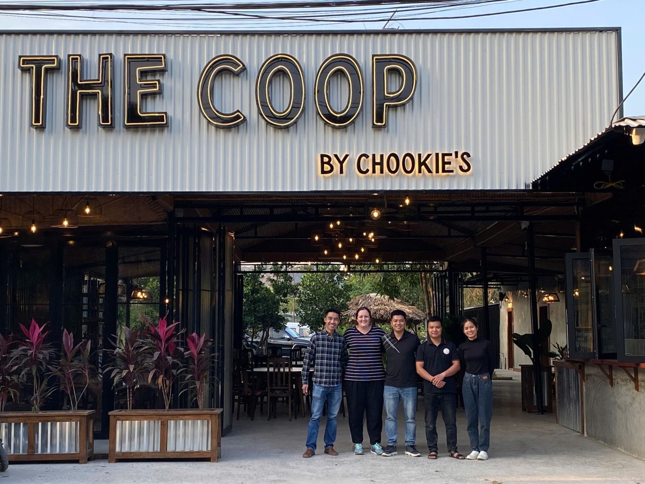 Không gian The Coop by Chookie's trên đường lên Hang Mua